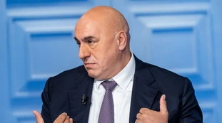 Guido Crosetto "assalito da un giornalista fuori dalla Camera"