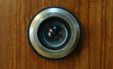 La tecnica dello spioncino: ecco come ora i ladri entrano in casa