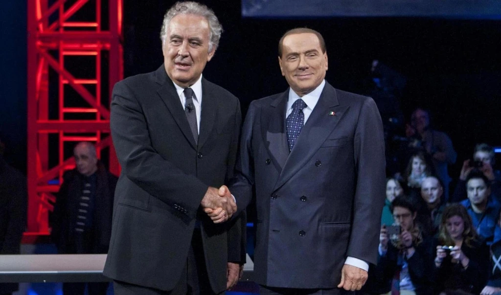 La stretta di mano tra Santoro e Berlusconi nello studio di Servizio Pubblico