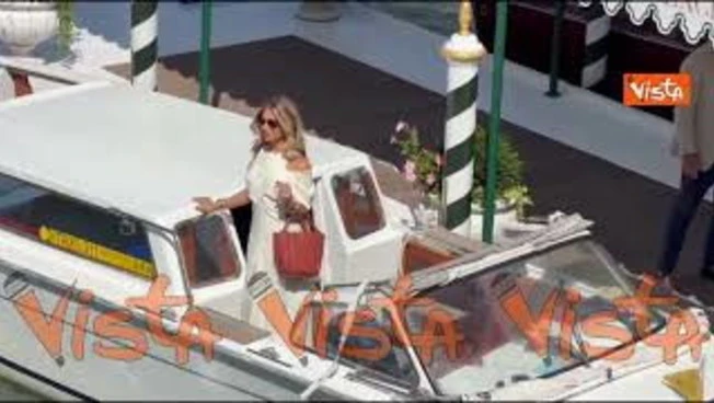 Venezia 83, Nicoletta Romanoff lancia baci ai fotografi al suo arrivo al Lido