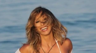 Sabrina Salerno, bagno in mare con vestito bianco e fradicio? Si vede tutto: le trasparenze pazzesche