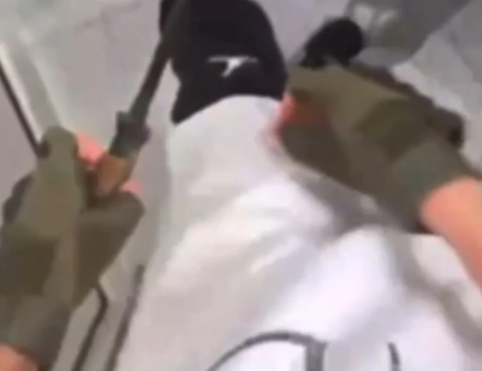 Prof accoltellata, il video del 13enne che prepara l'aggressione in bagno: immagini forti