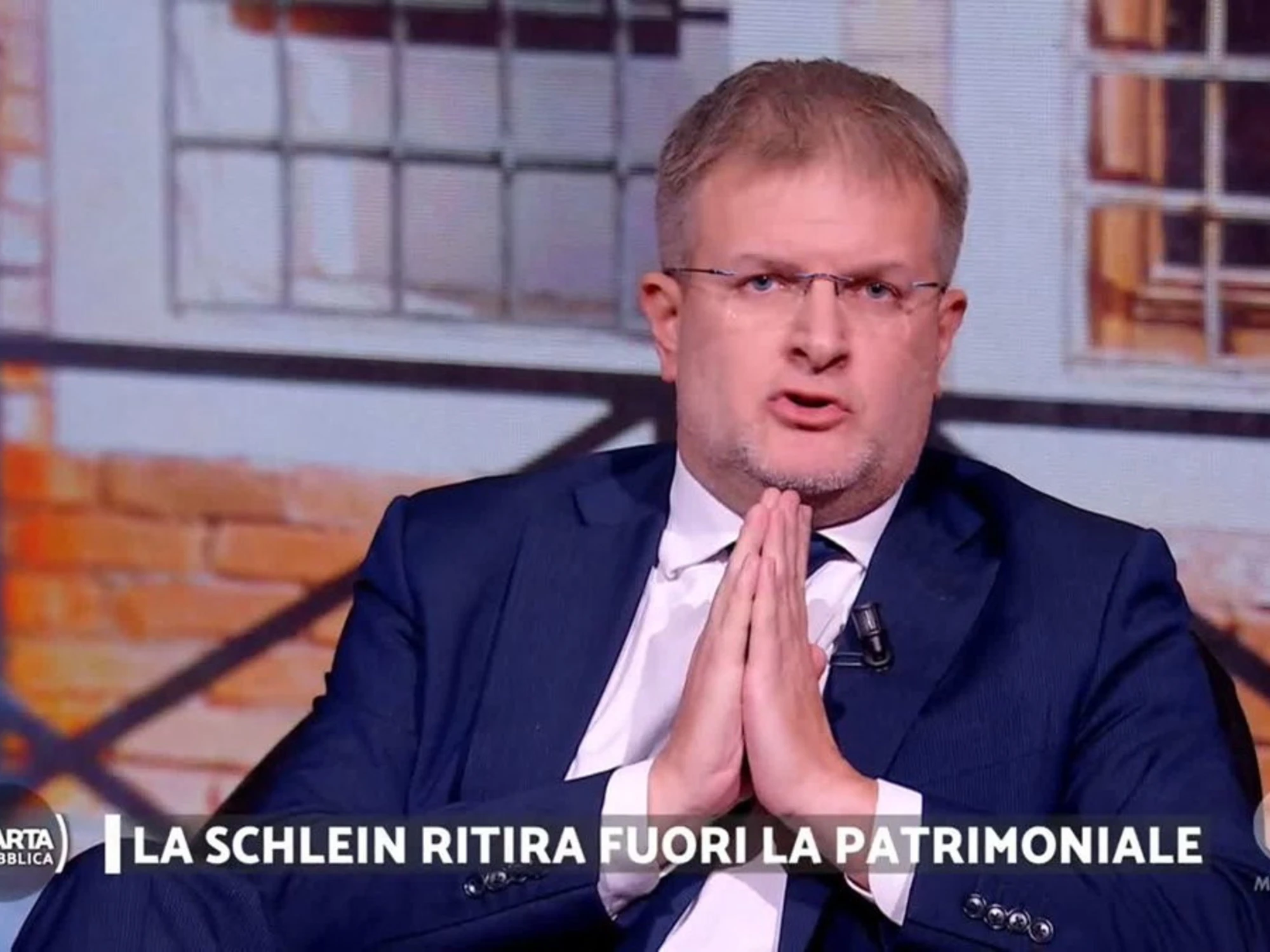 Il manifesto della sinistra in pochi secondi: "C’è da scappare"