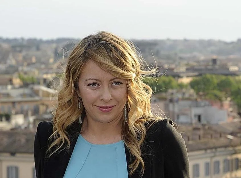 Renzi umilia la pensionata, sberla della Meloni. L'ultimatum al Cav: "Con me a una condizione"