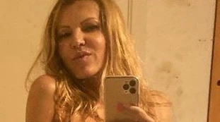 Rita Rusic in bikini a 60 anni: lo slip è inesistente, la temperatura s'impenna