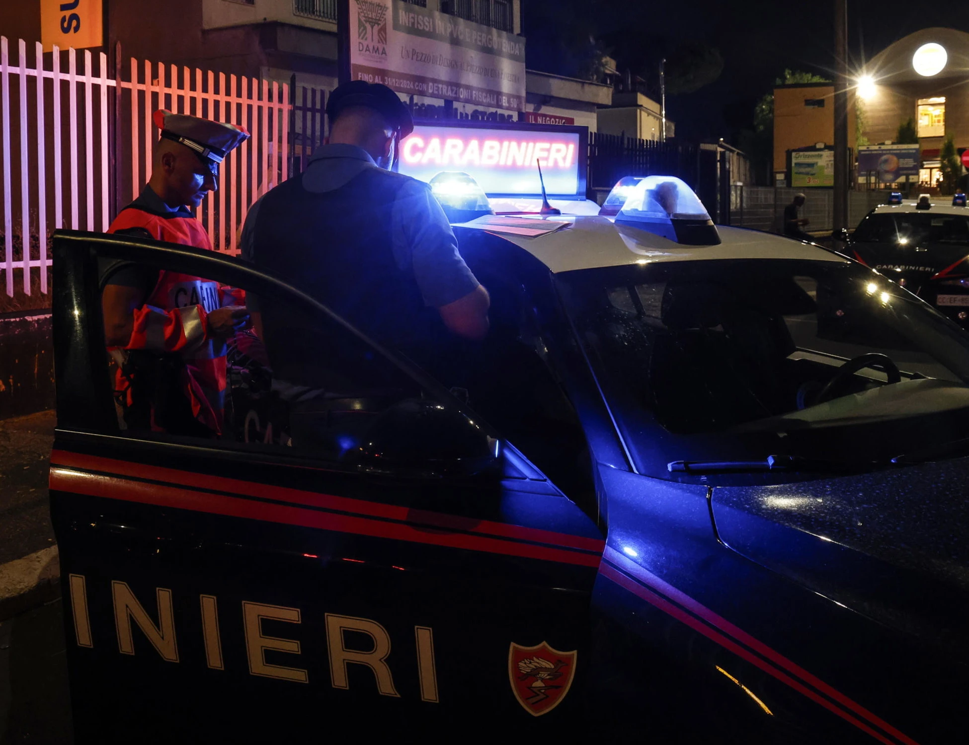 Viareggio, chiede una sigaretta a un 80enne e lo colpisce a sassate: chi è l'aggressore
