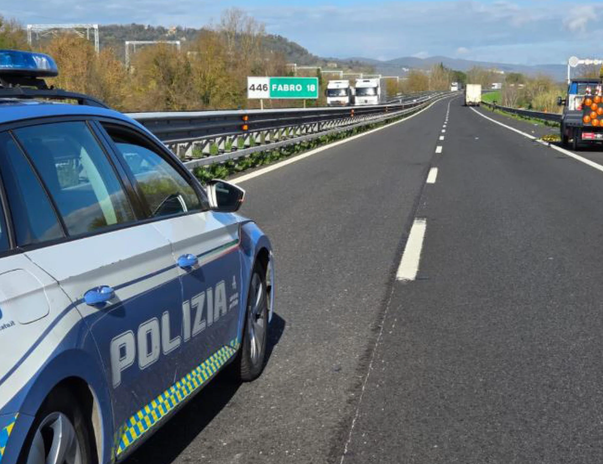 A31, tir travolge due operai: un morto, sangue in autostrada