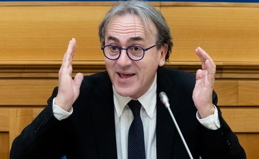 Bonelli, legge in tv l'sms estremamente confidenziale di Crosetto: l'ultimo disastro