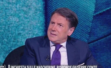 Giuseppe Conte va in tv a difendere le mascherine cinesi. Ma per la Finanza erano non a norma e pericolose