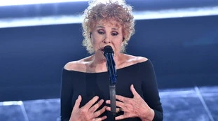 Ornella Vanoni, "sento le voci nella mia testa": il dramma e la scelta radicale per vincere la battaglia