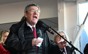 Maduro, Maurizio Landini perde la testa in piazza: "Governo supino a Trump"