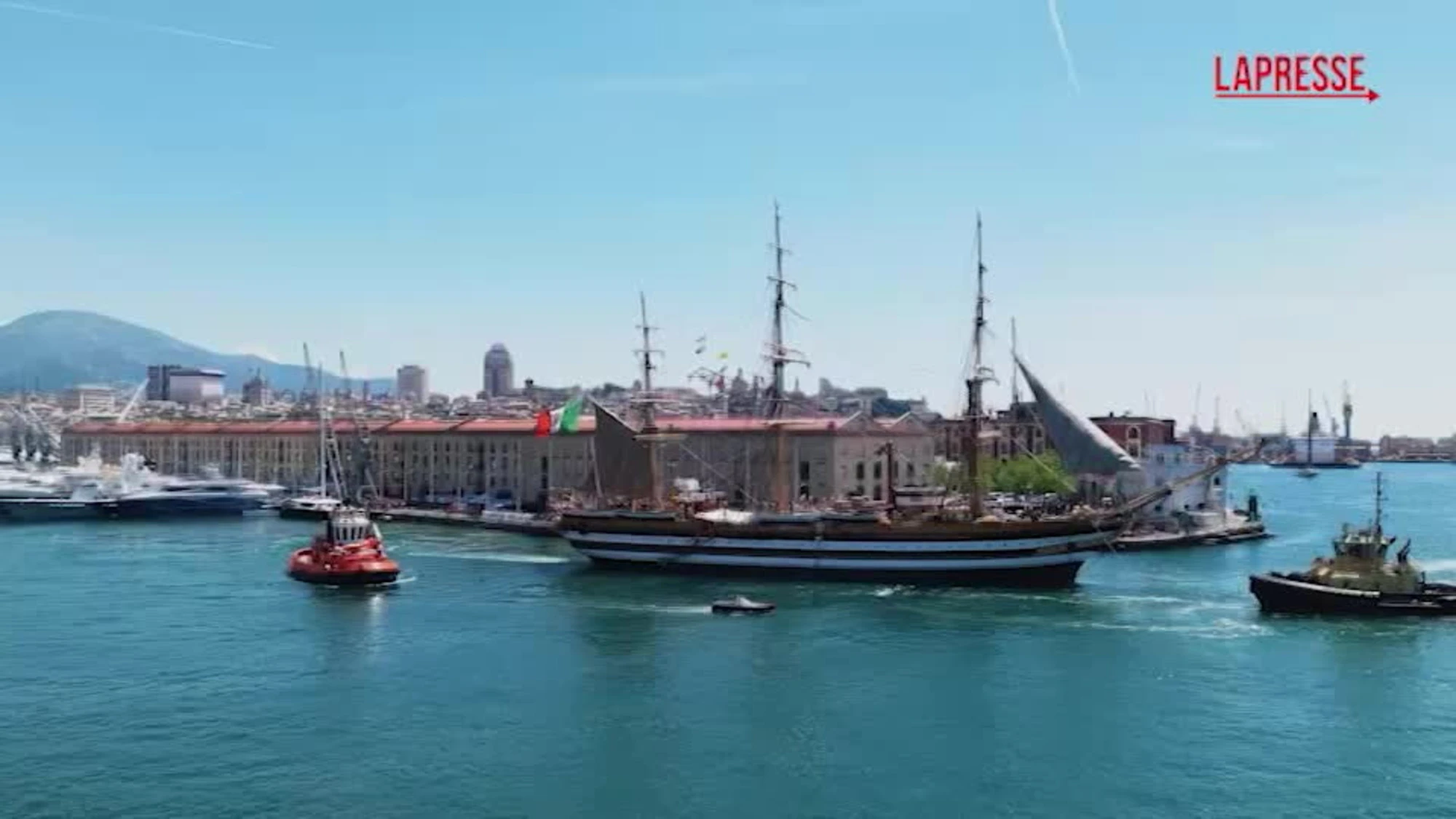 Amerigo Vespucci, la nave salpa da Genova: inizia il Tour Mondiale