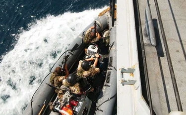 Russia, la petroliera Smyrtos abbordata dai marines inglesi: colpo durissimo alla flotta ombra di Putin