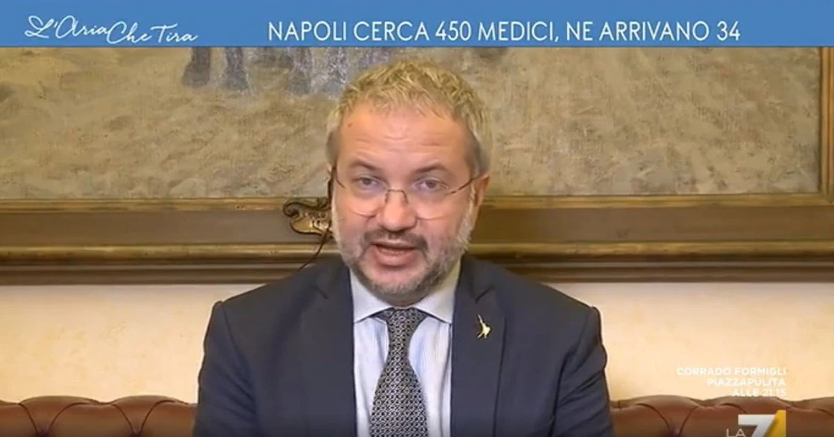 Claudio Borghi a L'aria che tira smonta Lucia Azzolina: "Un'estate passata a parlare di banchi a rotelle"