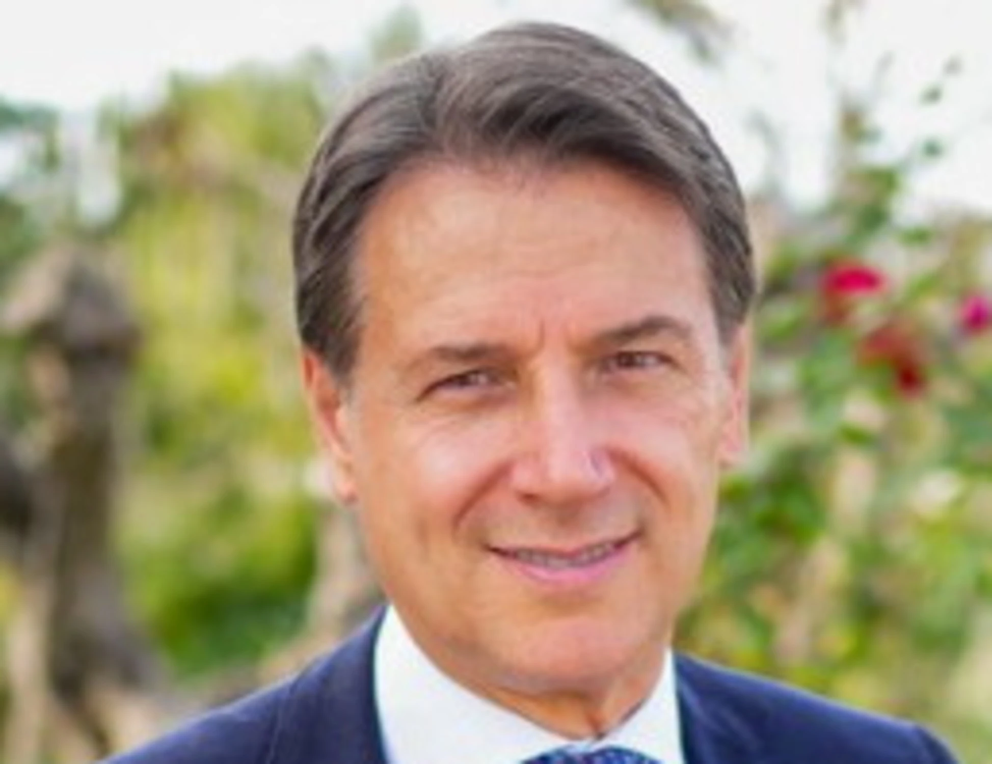 Giuseppe Conte, auguri di Pasqua da campagna elettorale. Schlein tace