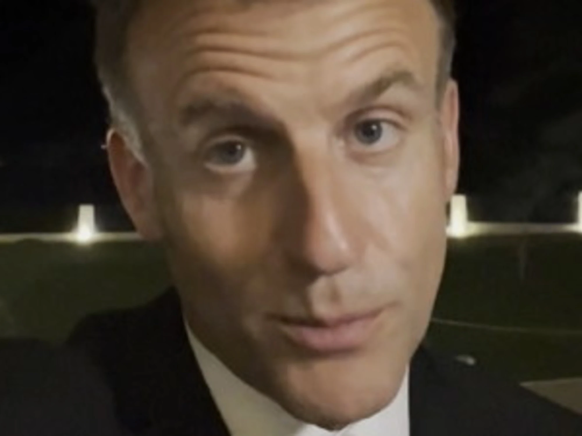 Macron, la pagliacciata: l'incredibile video a notte fonda, "Sarò lì!". Lo massacrano
