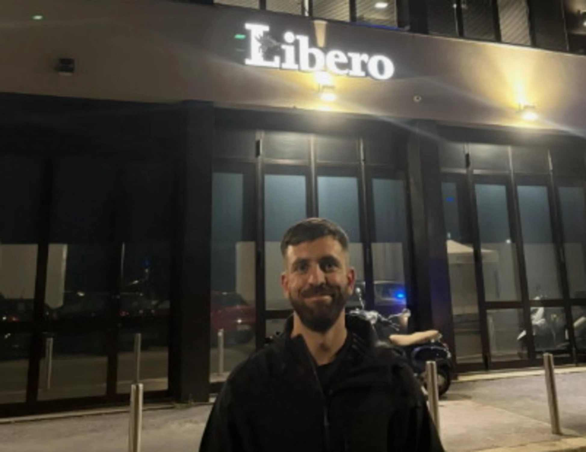 Mattia Tombolini sotto la sede di Libero: il messaggio dell'assistente di Salis