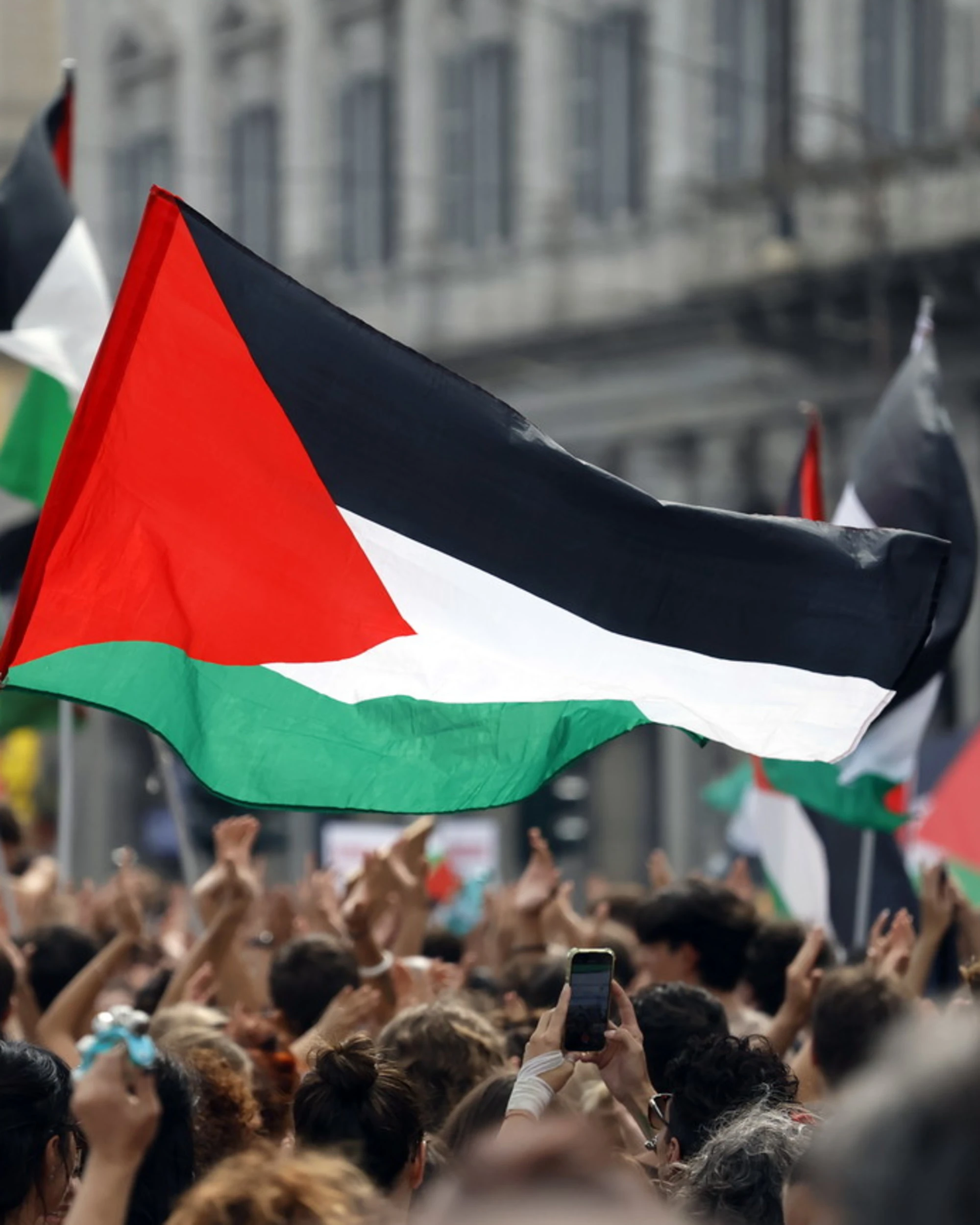 Sciopero per Gaza, orrore al corteo di Imperia: la maglietta che inneggia alle Br