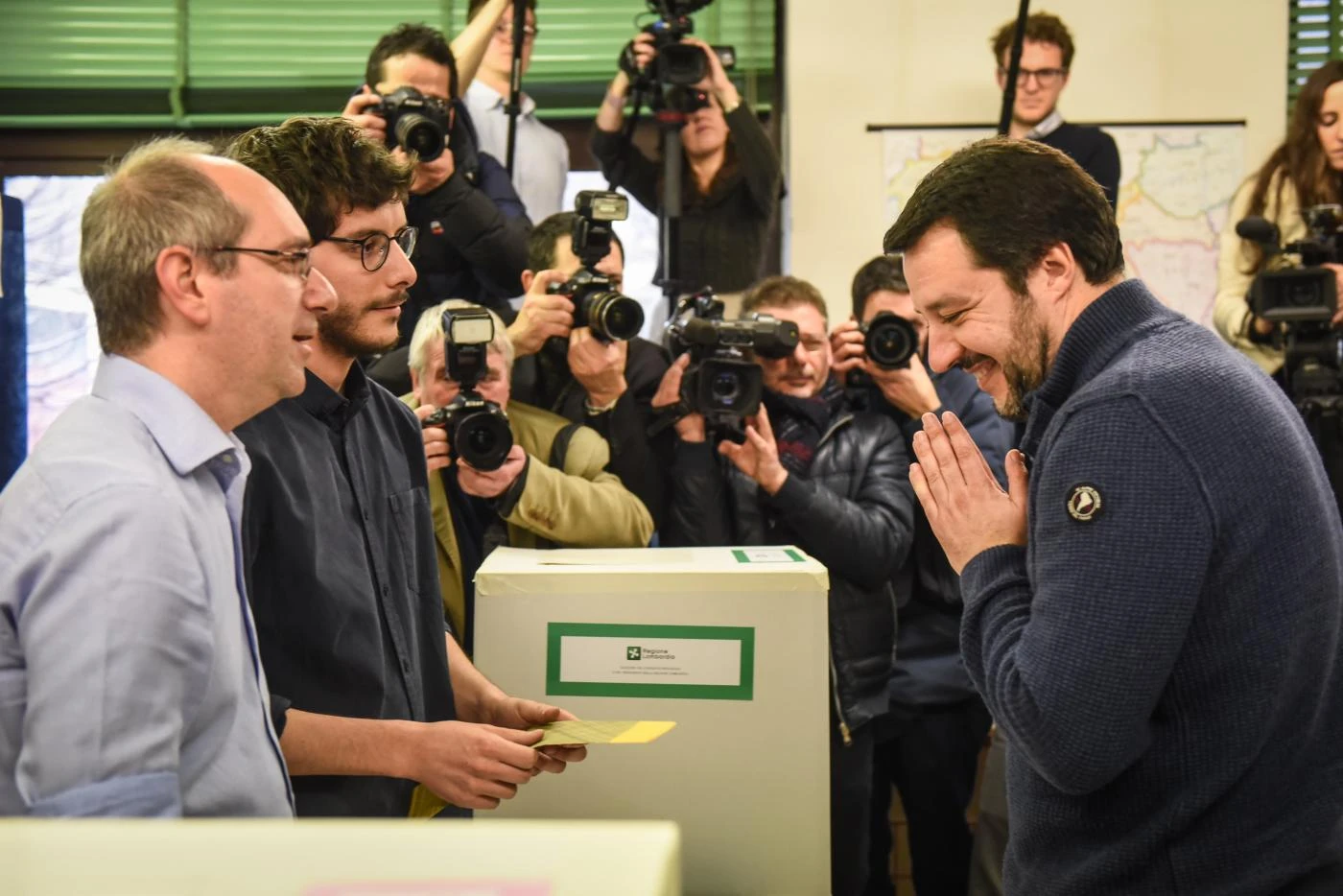 Matteo Salvini assediato dai fotografi li rimprovera: chiede di fare silenzio con tono deciso
