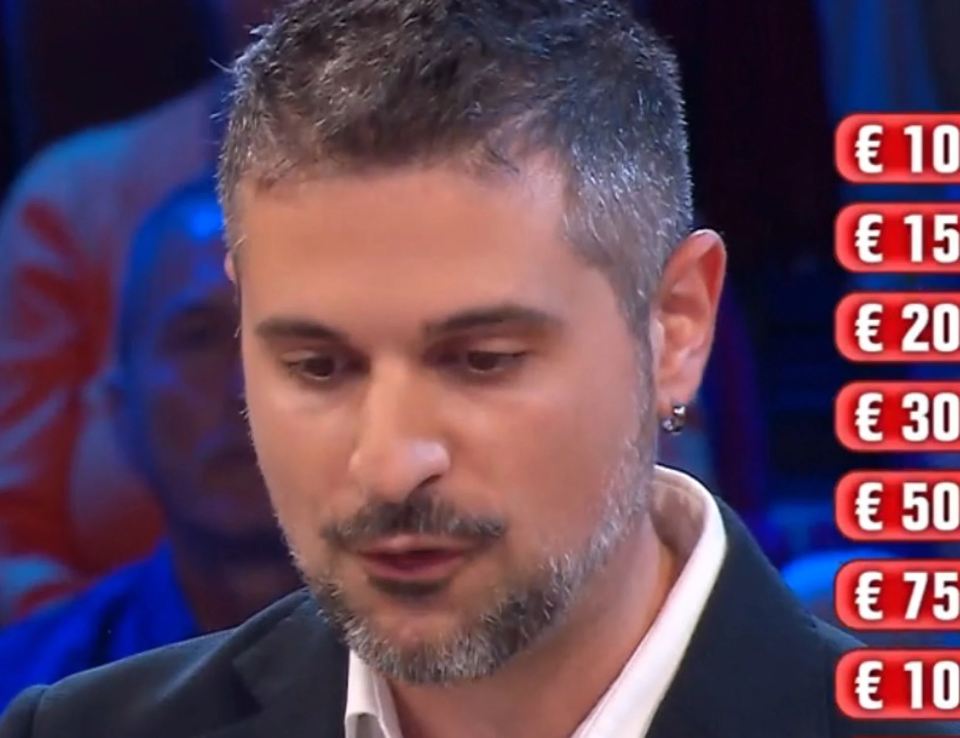 Affari Tuoi, vergognoso attacco ad Andrea: "Vestito col sacco dell'immondizia"