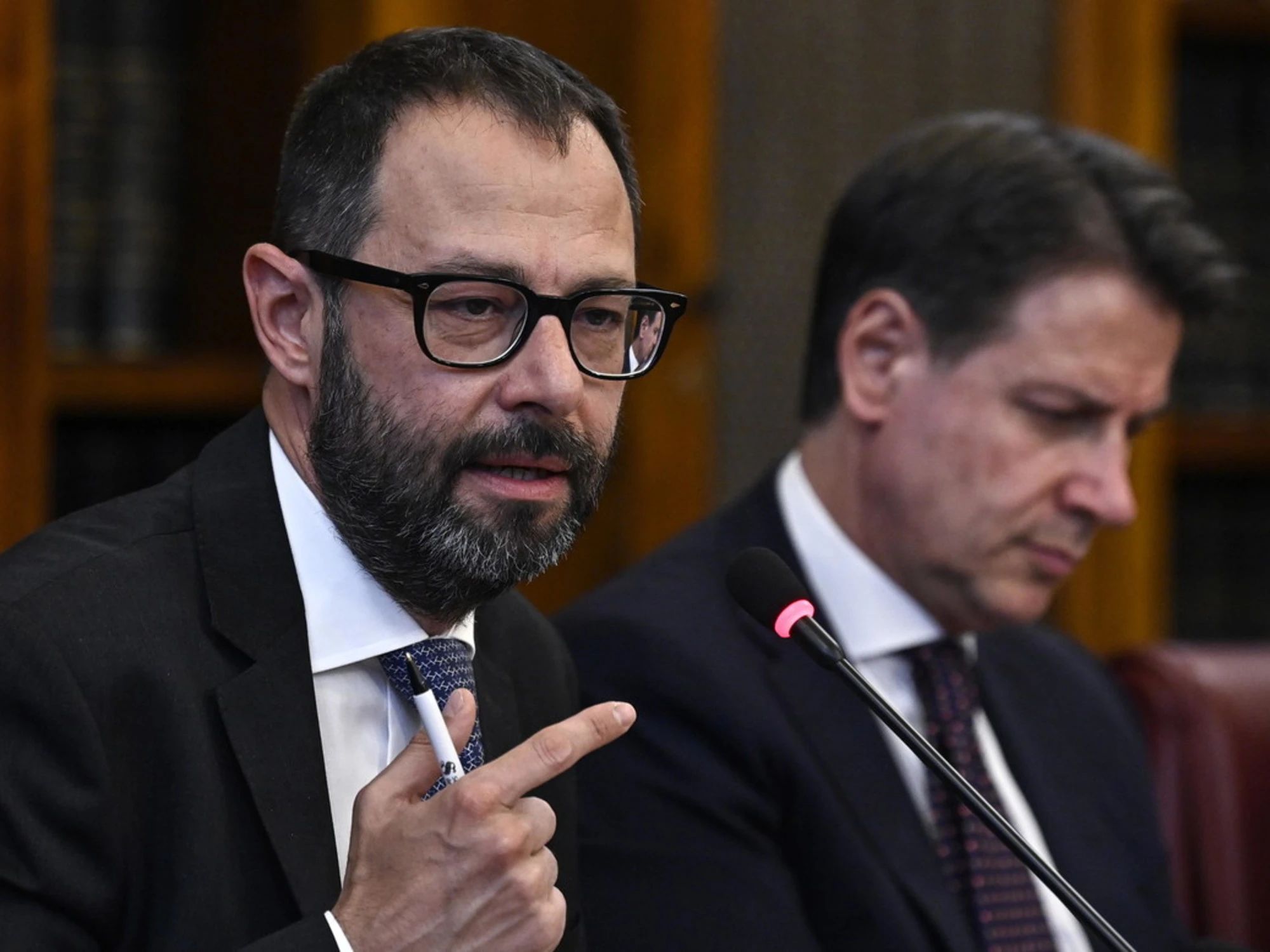 Giuseppe Conte, non solo mascherine farlocche: esplode il caso dei giocattoli sospetti