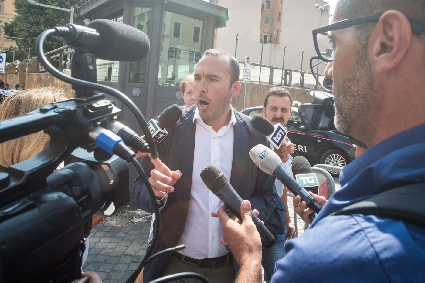 Manlio Di Stefano come Vito Crimi, la gaffe: non ricorda il significato della quinta stella del Movimento