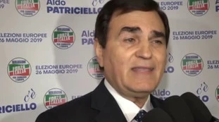 Silvio Berlusconi rischia in Campania: il suo europarlamentare Aldo Patriciello pronto ad aiutare De Luca