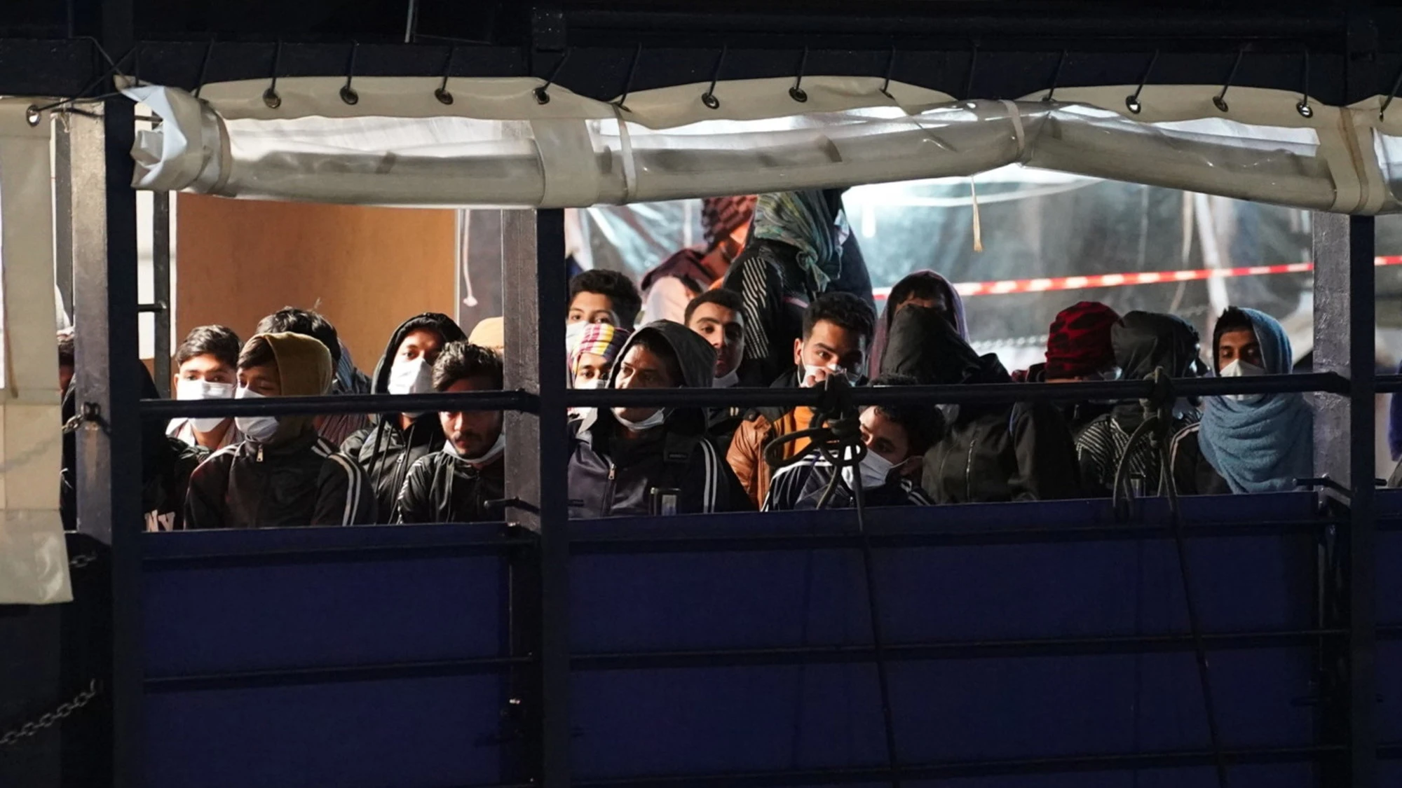 Barca Ong con 42 migranti a bordo verso Crotone: chi c'è tra i finanziatori
