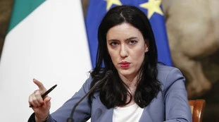 Lucia Azzolina su Bella Ciao a scuola: "Patrimonio di tutti". La rabbia di Fdi: "Dimentica gli eccidi"