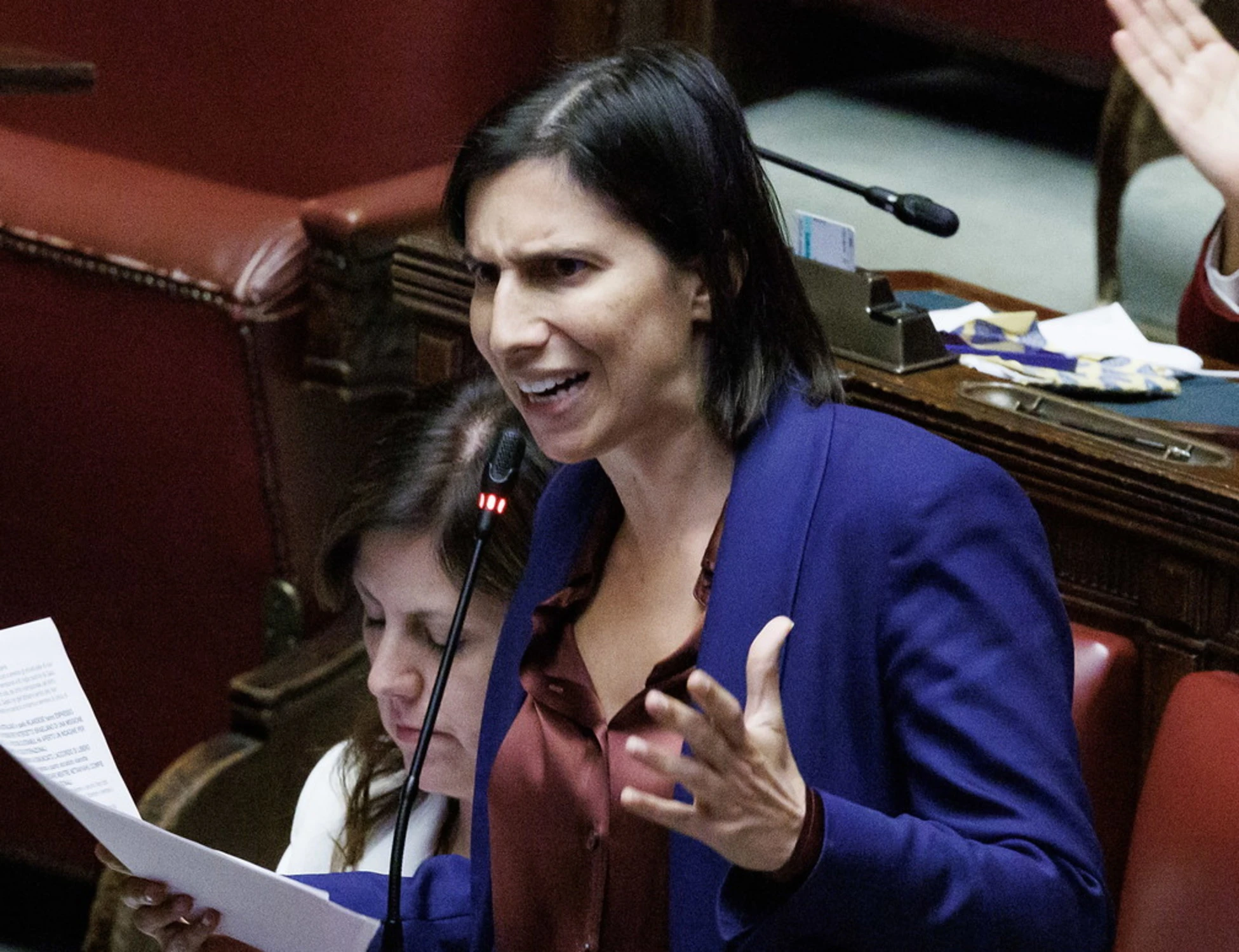 Elly Schlein insulta Giorgia Meloni e governo: "Fatevi aiutare"