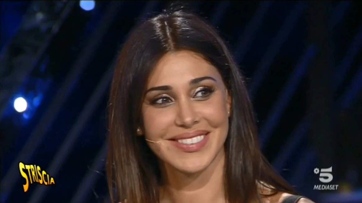 Striscia la Notizia inchioda Belen Rodriguez: "Cosa dicono in giro sul suo lato B", il servizio-bomba