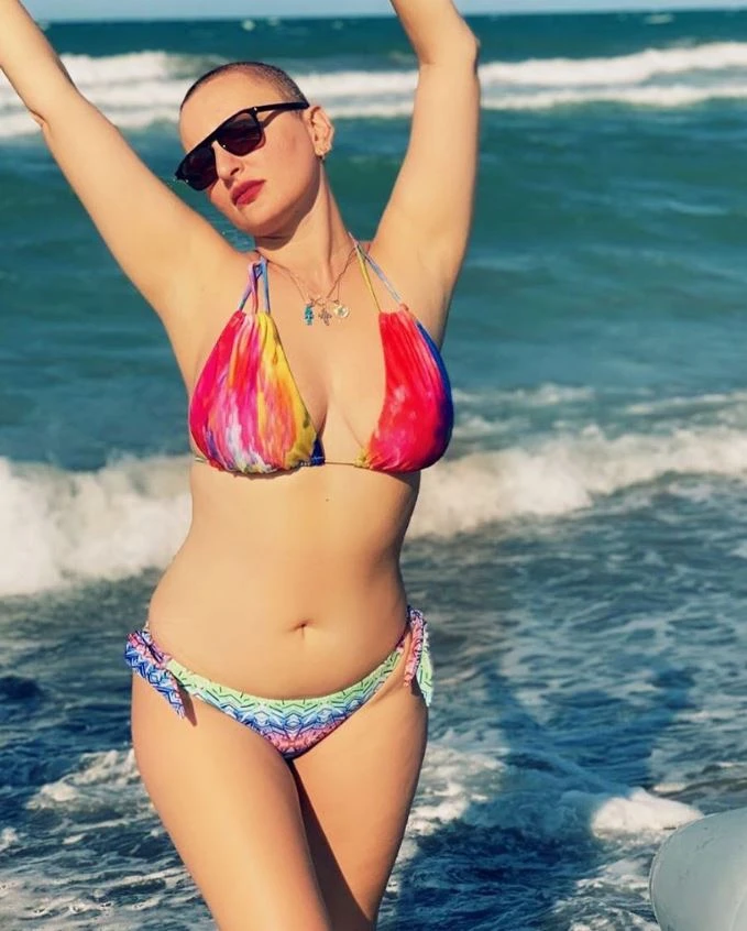 Arisa, un bikini esplosivo in spiaggia: sopra così e sotto... La foto oltre la censura