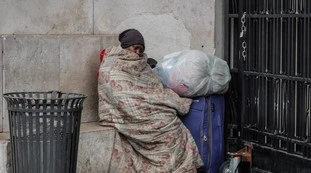 Coronavirus, fugge da Lodi a Messina fingendosi un clochard: "Non sopporto più mia moglie". Beccato e rispedito a casa