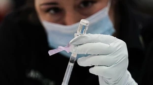 Vaccino, 15 milioni di dosi di Johnson & Johnson in fumo: "Errore umano, ingredienti sbagliati"