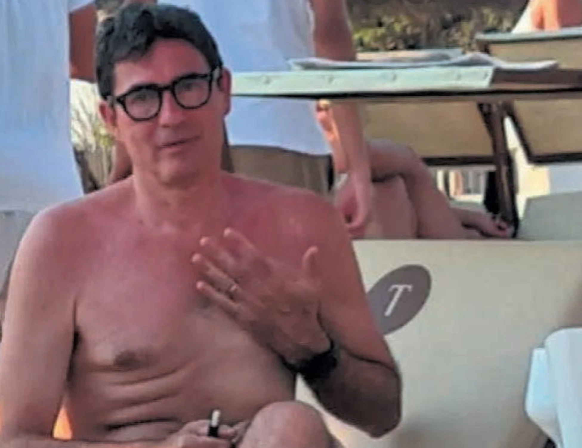Le vacanze di Fratoianni: Tesla, mare e bollicine