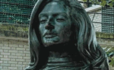Vietato toccare la statua di Dalida