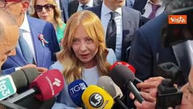2 giugno, Meloni scherza con i giornalisti: Non vi fate male