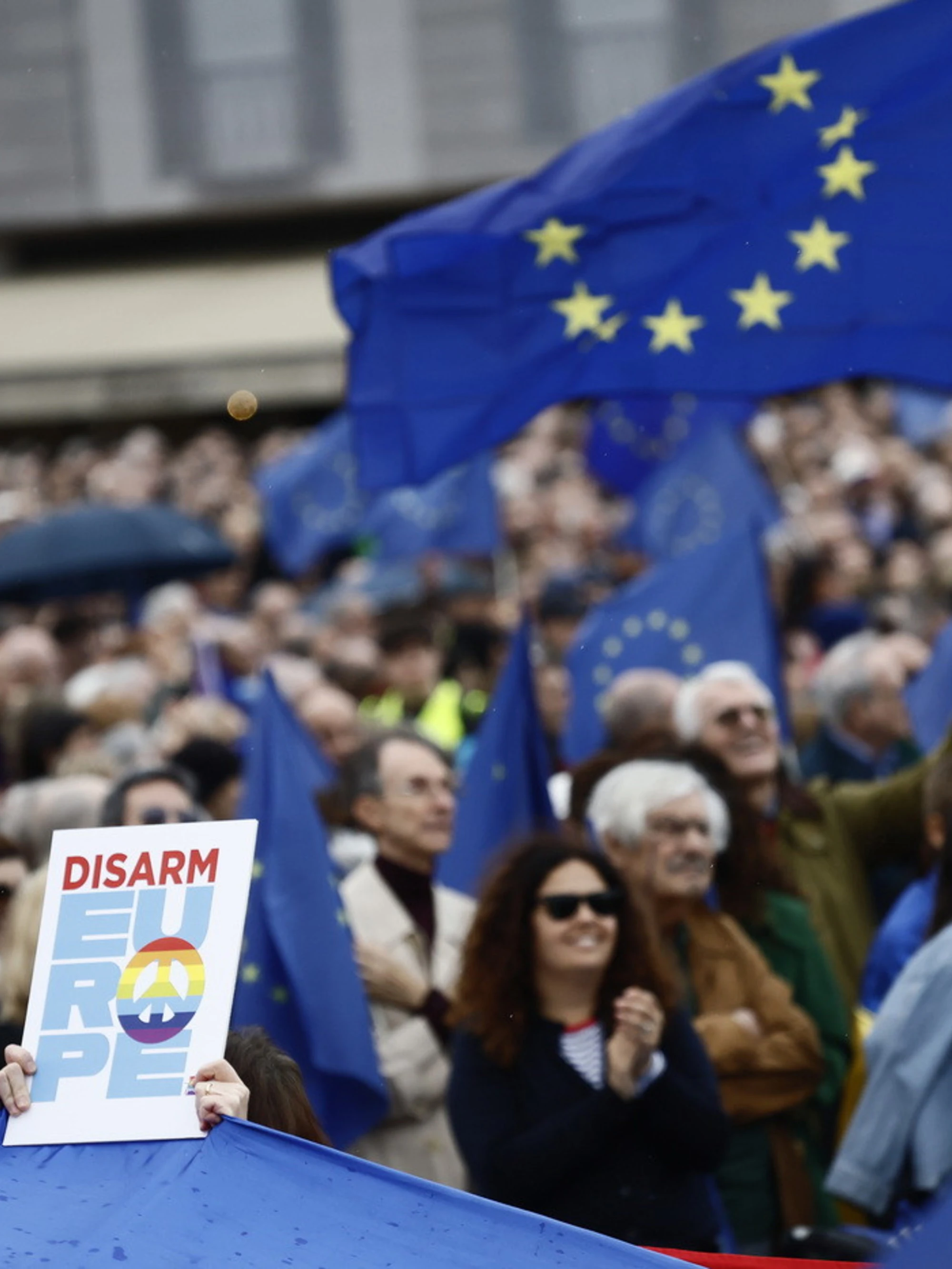 Piazza pro Europa "pagata con 270mila euro di soldi pubblici": la Lega presenta un esposto