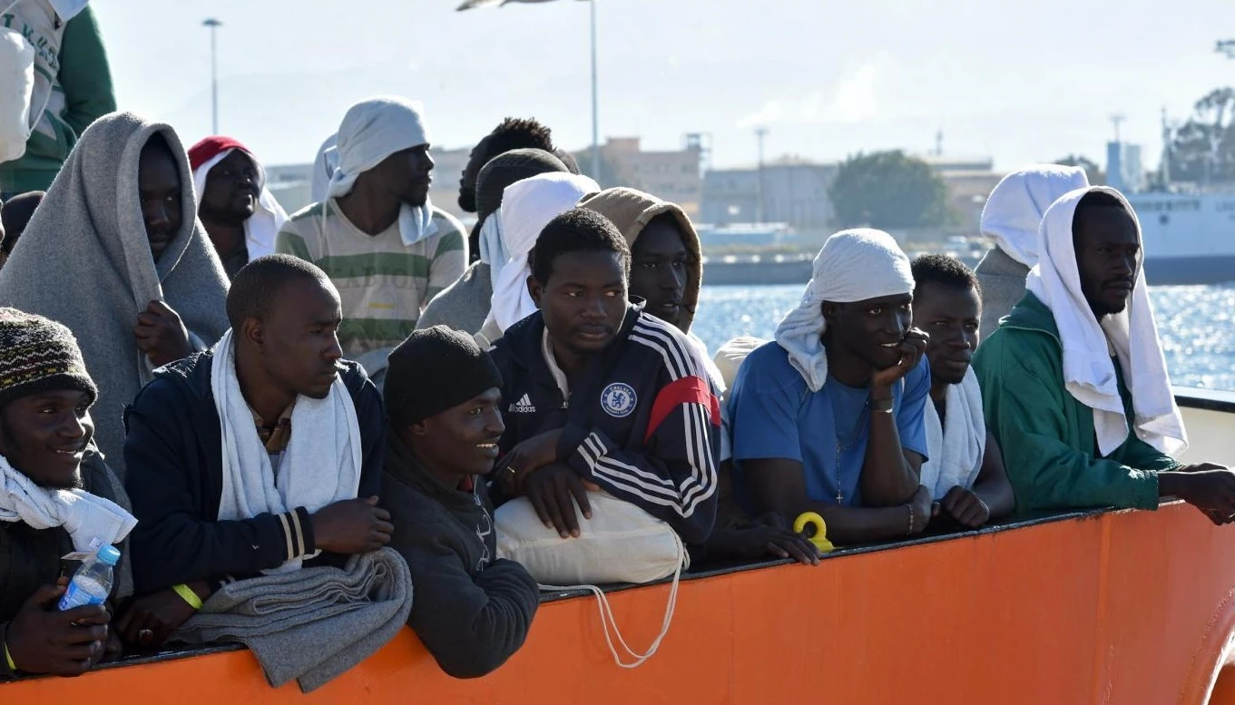 Immigrati, la Tunisia li tratta così: in mare per 40 giorni, poi scortati con le navi militari