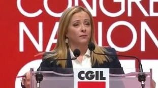 Meloni alla Cgil, occhiataccia e gesto della mano: contestatore zittito