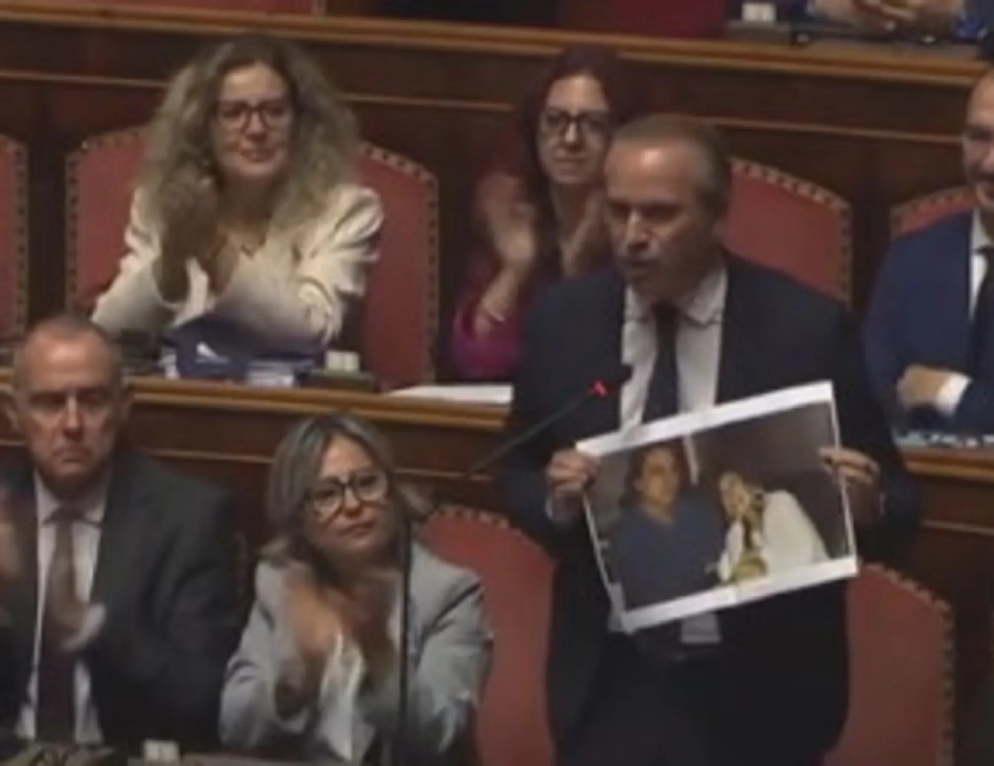 Leggi l'articolo: La sceneggiata M5s in Aula: cosa mostrano ai senatori di FdI <span style="color: rgb(153, 0, 0);">Video</span>