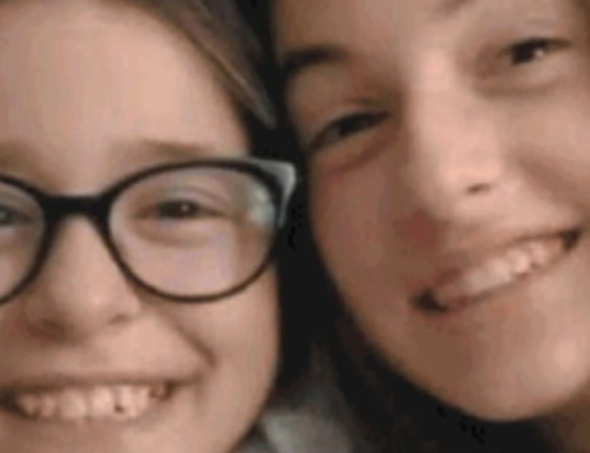 Sarah e Alisya, "il padre non riconosce il fermaglio": mistero fitto