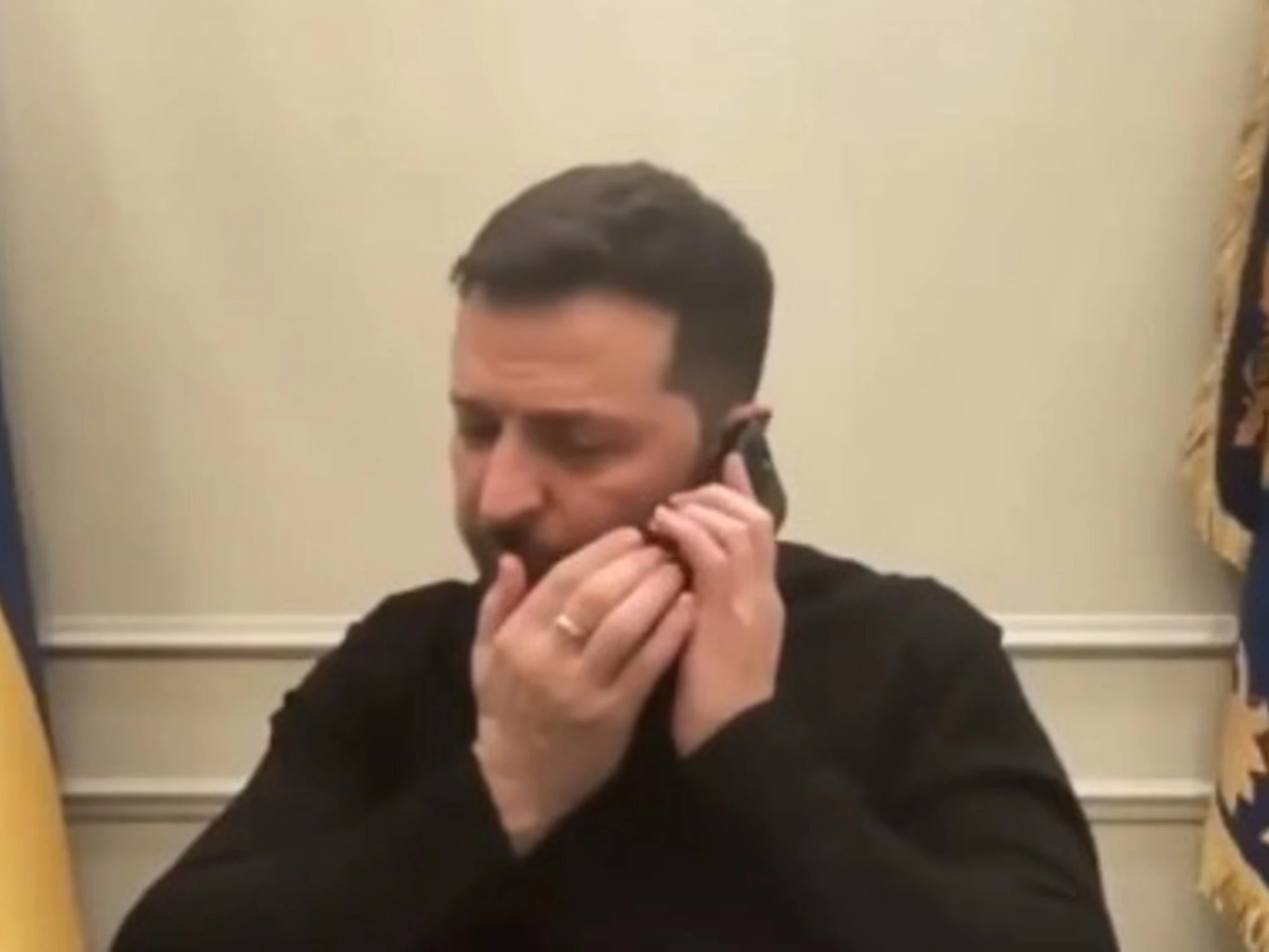 Zelensky riattacca il telefono in faccia a Macron, sconcerto in sala stampa