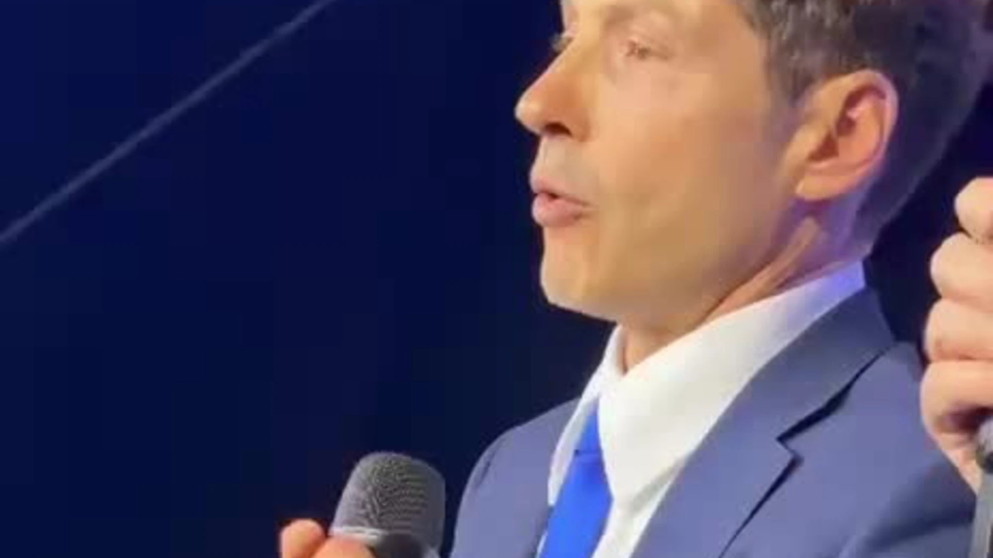Pier Silvio Berlusconi dopo l'incidente si commuove davanti ai dipendenti Mediaset