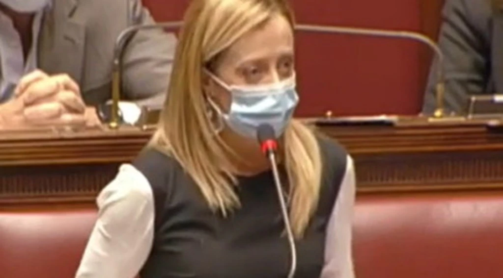 Giorgia Meloni contro Giuseppe Conte alla Camera: "Ha distrutto l'Italia e ora vuole governare con un gruppo di disperati"