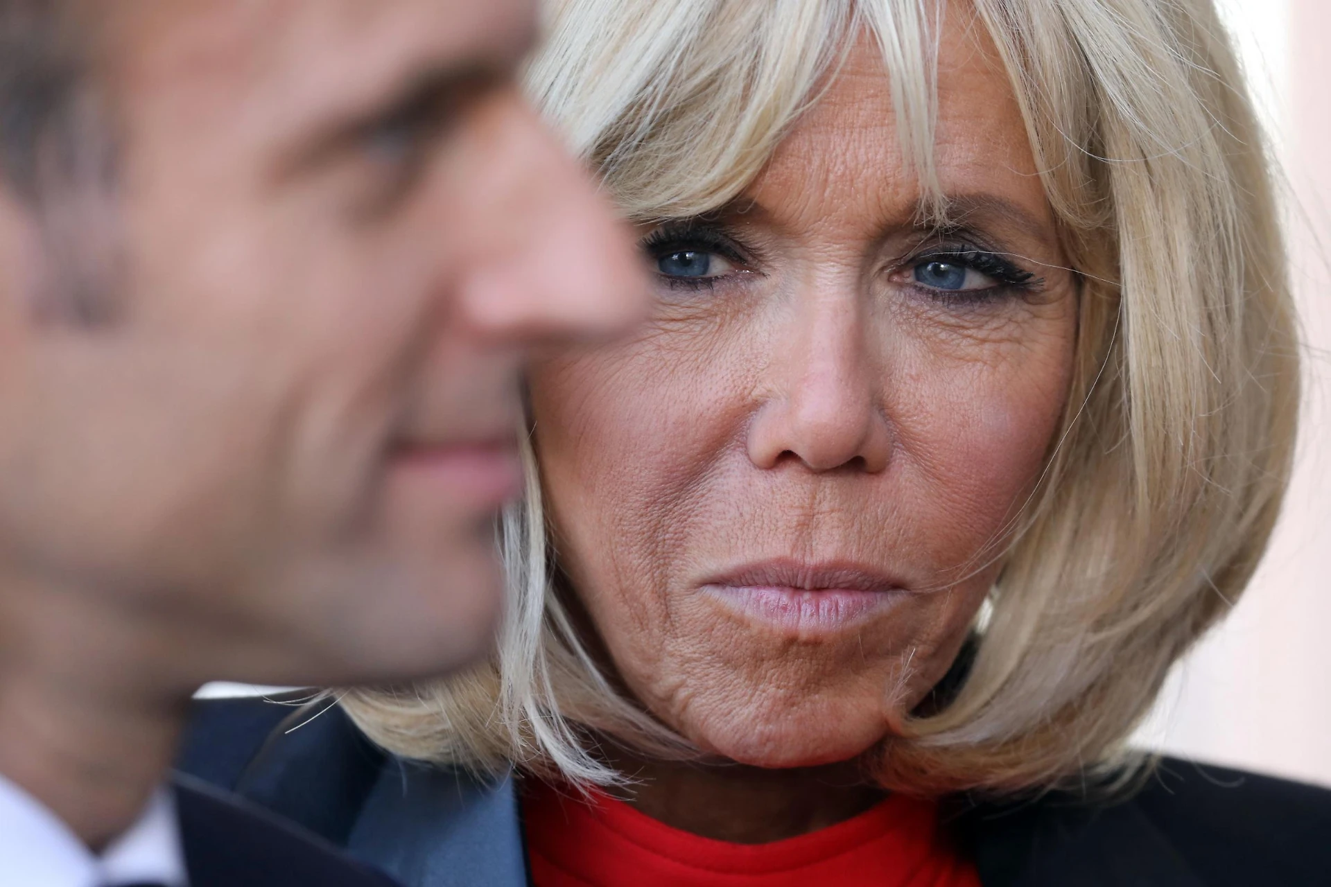 Emmanuel Macron gay, Brigitte e la biografia-scandalo: "Io so tutto", la frase da gelare il sangue