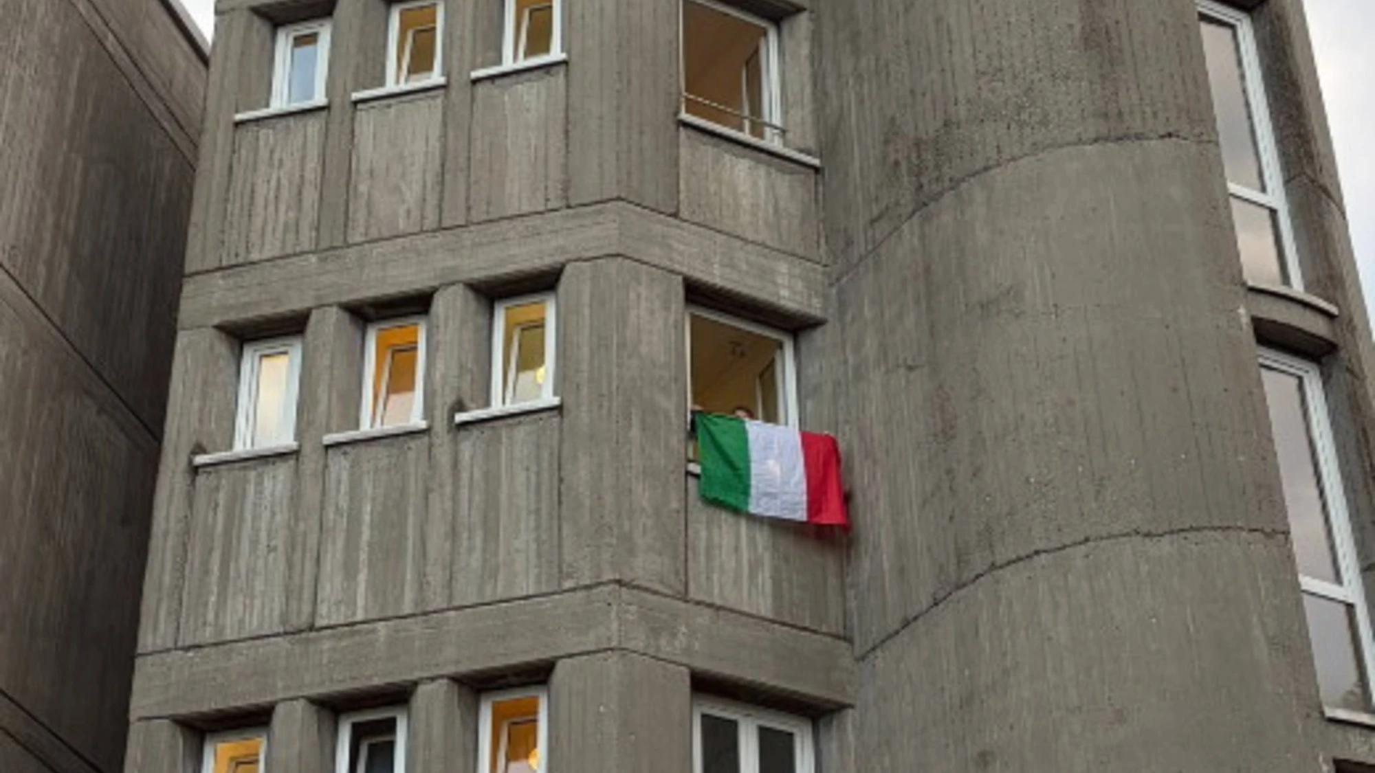 BS: Tricolori nelle scuole per ricordare a tutti che "qui è Italia"