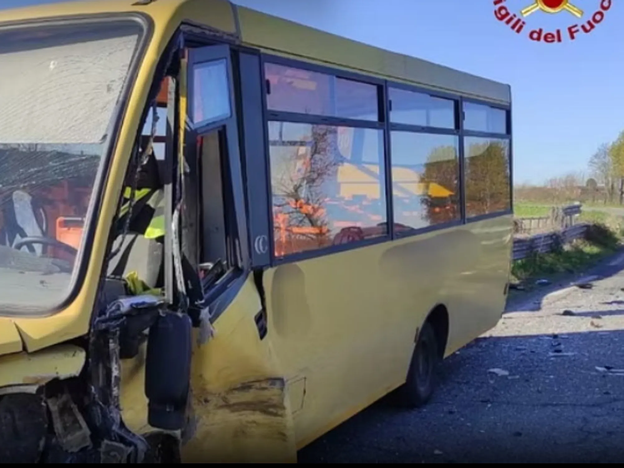 Leggi l'articolo: Uno scuolabus contro un'auto: feriti 10 bimbi, grave un 20enne