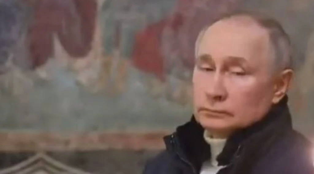 Putin "appena uscito dal bunker": la sconvolgente foto in chiesa
