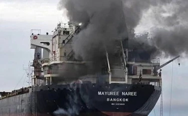 Iran, la diretta: nave in fiamme nello stretto di Hormuz. I Pasdaran: "Nemmeno una goccia"